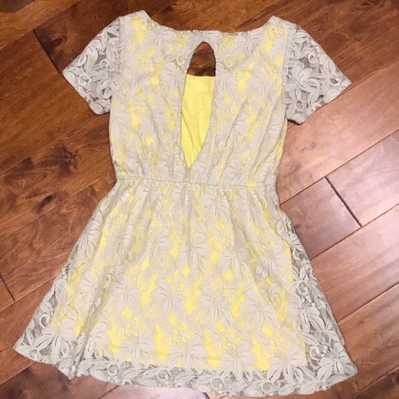 Lace dress with keyhole back - Picture 4 of 4